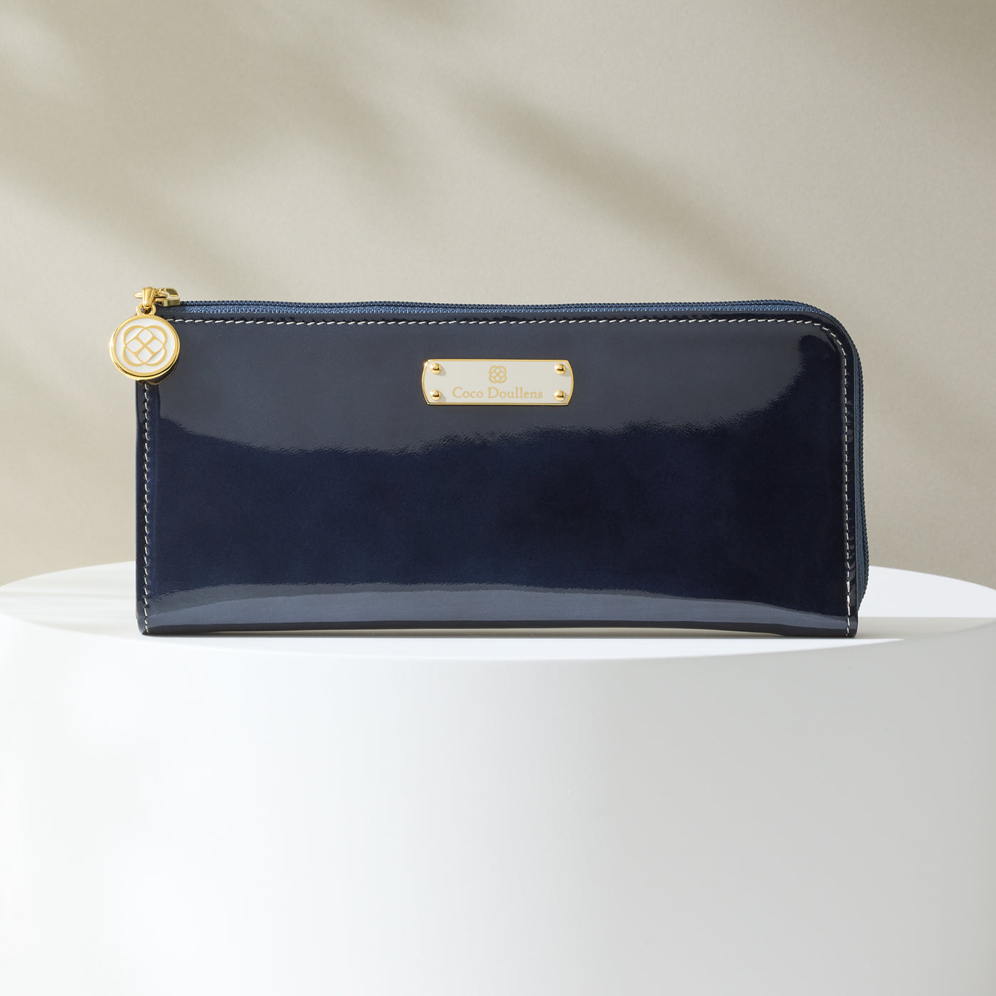 エマ エナメル艶をまとう、定番。端正なフォルムとエナメルの輝きが、日常を上品に整えます。エマ エナメルを見る →