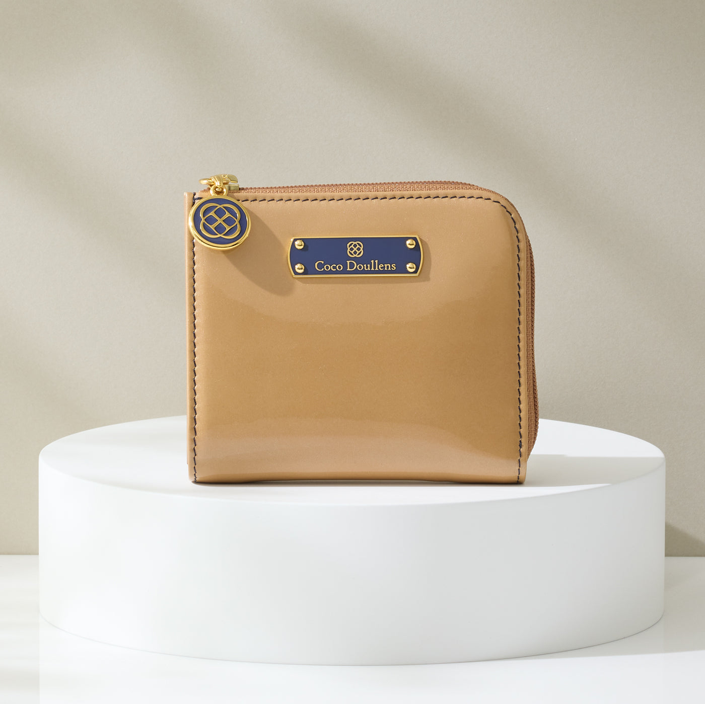 マノン エナメル小さく、可愛く、上品に。今の暮らしにちょうどいい、軽やかなミニウォレット。マノン エナメルを見る →