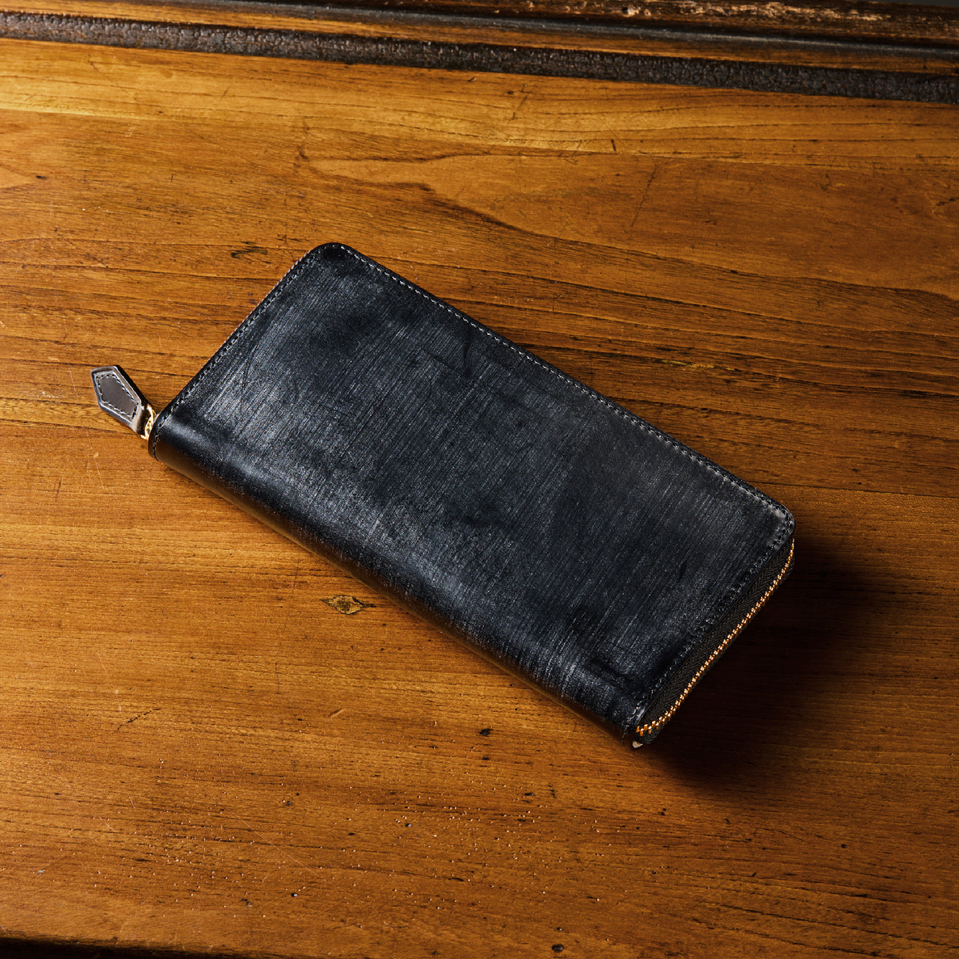 恋人へ“そっと、長く寄り添うものを。”日常に自然となじむ、上質な革小物。恋人向けのギフトを見る →