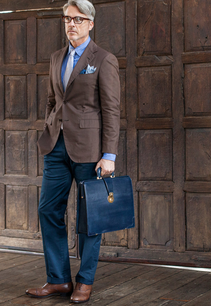 ブライドル・スマートダレス信頼を預けられる、スリムなダレス。堅牢さと品格をそのままに、持ち歩きは軽やかに。“仕事の道具”を、上質に整える一品。この鞄を見る →