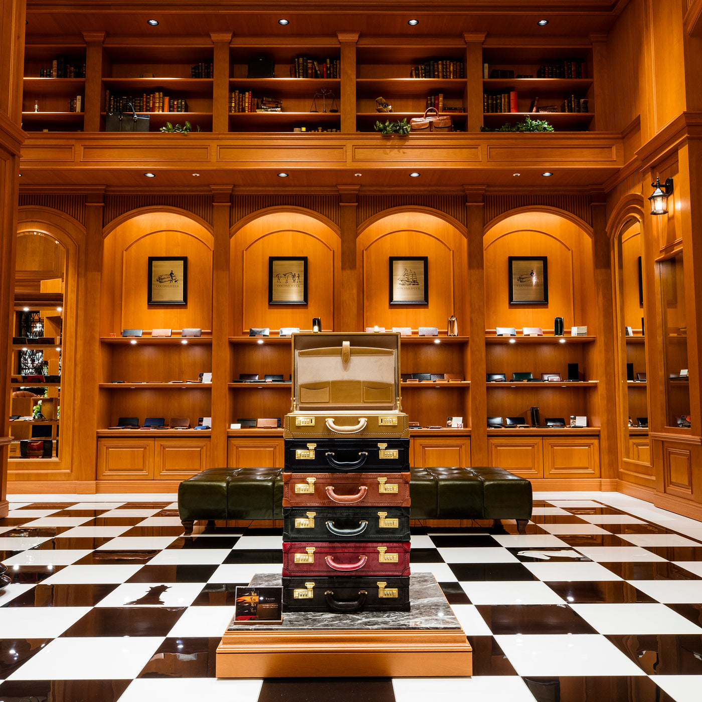 チェス盤の床とトランクのディスプレイが、遊び心ある世界観を演出します。