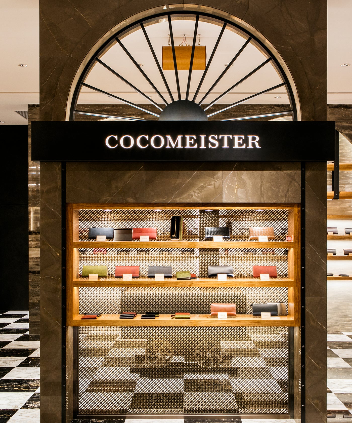 天然大理石と黒のコントラストが映える、旗艦店の象徴的な空間。