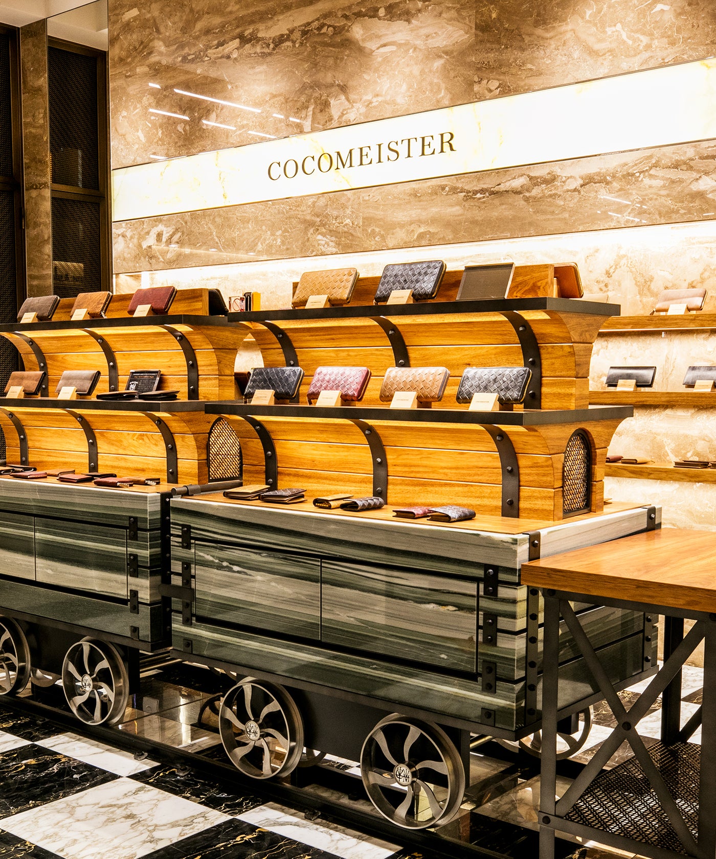 鞄をゆったりと選べる2階フロア。非日常の静けさが流れる場所。