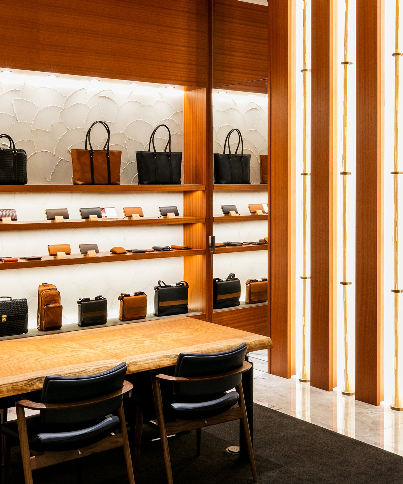 革鞄をゆっくり選ぶための空間。日本の木と光が、思考を整える。