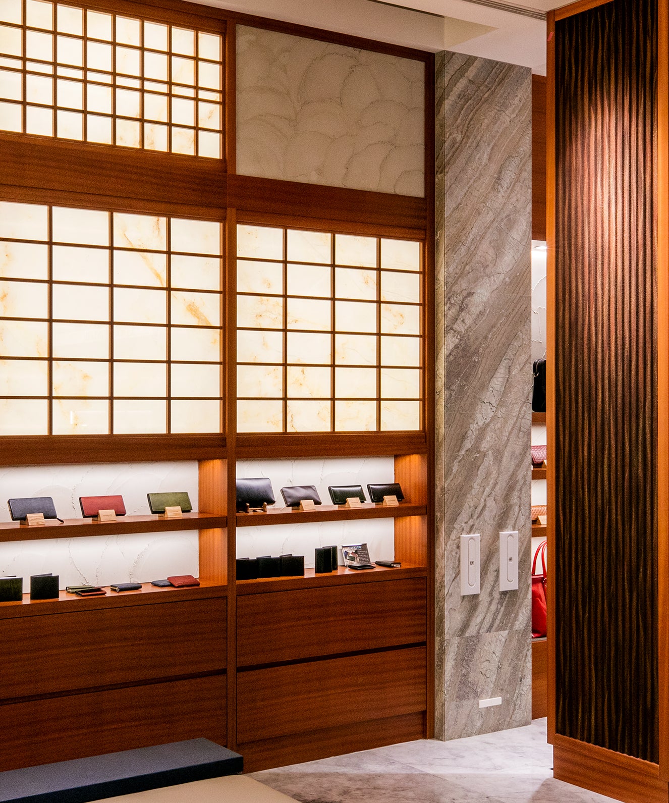 光をやわらかく受け止める格子。直線と余白が生む、凛とした時間。