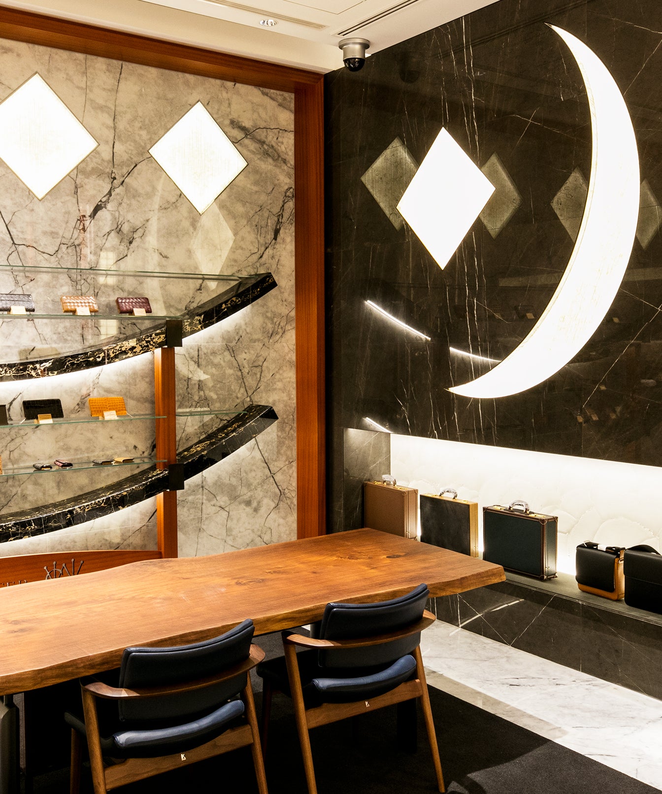 静けさの中で、革と向き合う。月を象徴に、日本の美意識を映す空間。
