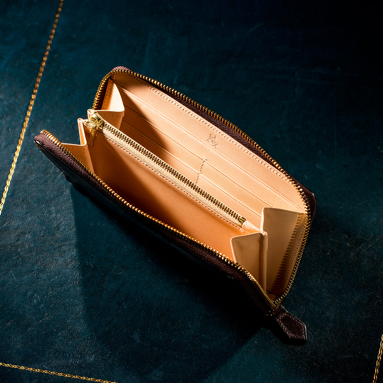 長く使う、という選択。毎日手に取るものだからこそ、素材で選ぶ。使うほどに艶を深める、ブライドルレザーの財布。ブライドルレザーの財布を見る →