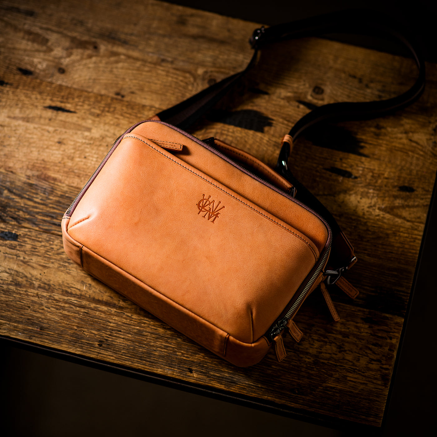 カジュアル休日の装いに自然と馴染む、軽やかな存在感。力を抜きながらも、上質さは崩さない。