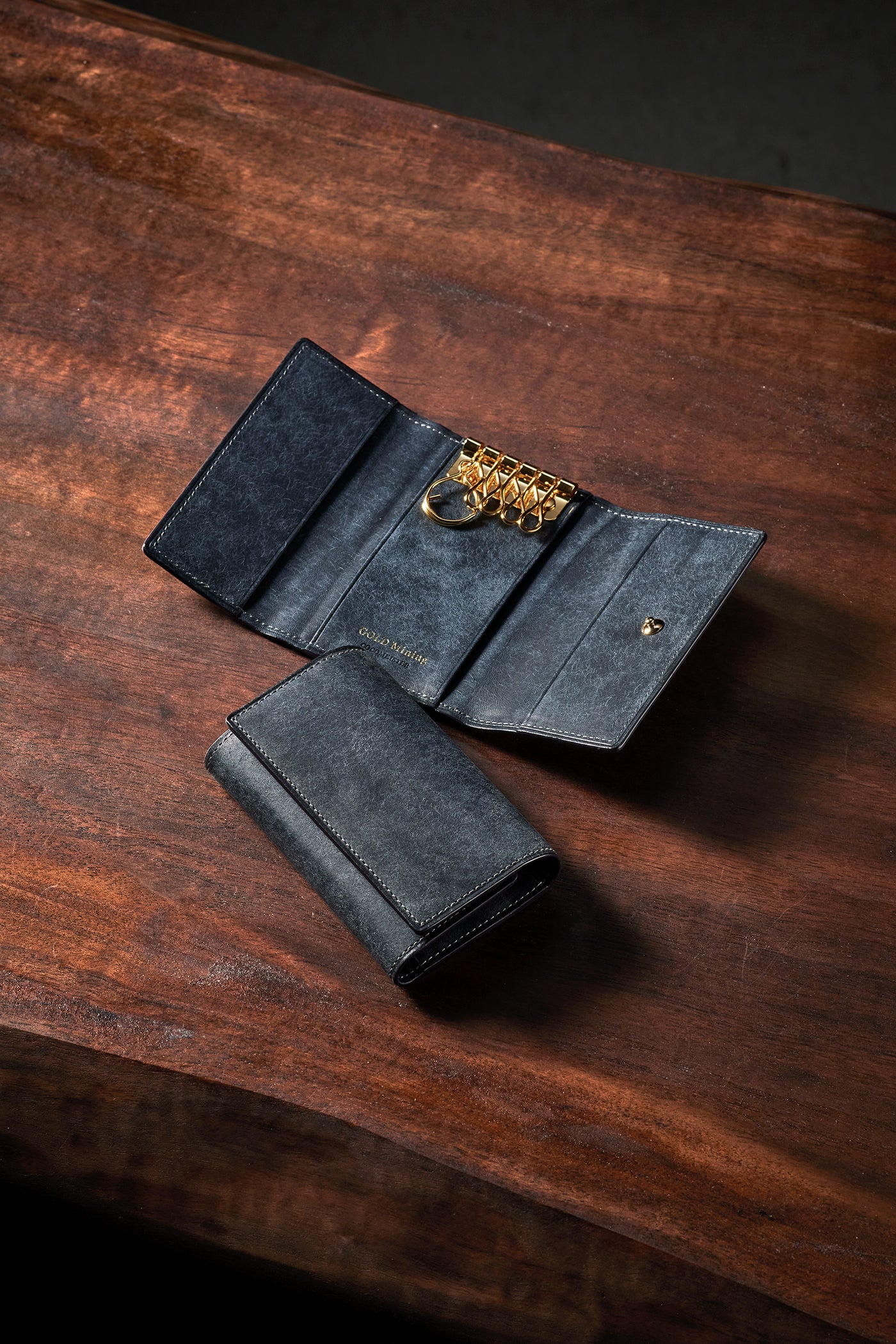 キーケース毎日に寄り添う、小さな上質。やわらかな風合いと落ち着いた色合い。日常に自然になじむ一品です。キーケースの一覧を見る  →