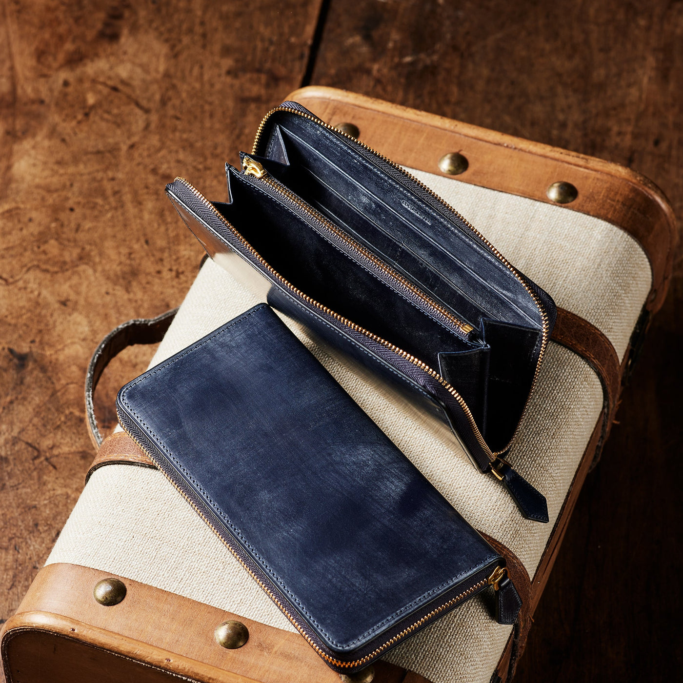 夫へ静かな感謝を込めて、時間を価値に変えていく革を贈る。夫へ贈るギフトを見る →