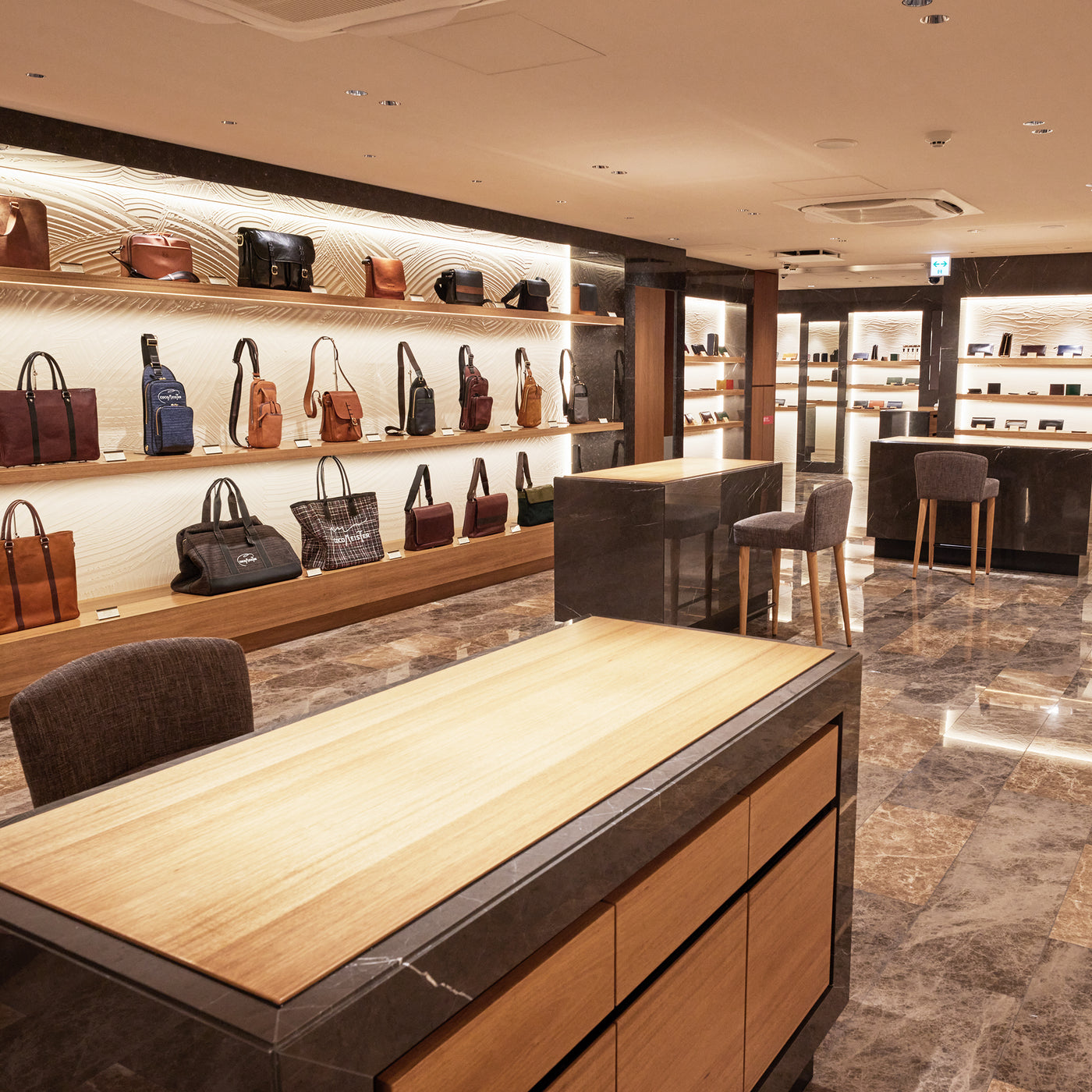 革小物から鞄まで、ゆったりと選べる心斎橋店のメインフロア。