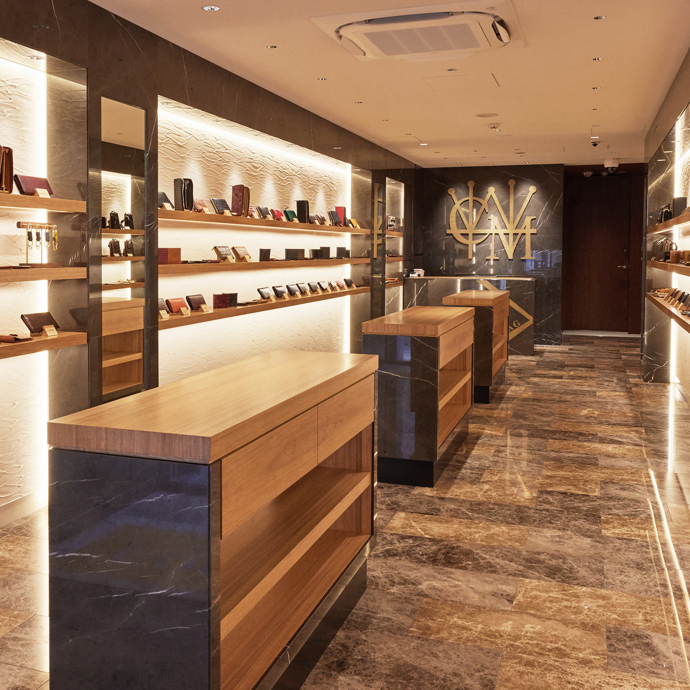 壁一面に並ぶ鞄コレクション。実際に手に取りながら選べます。