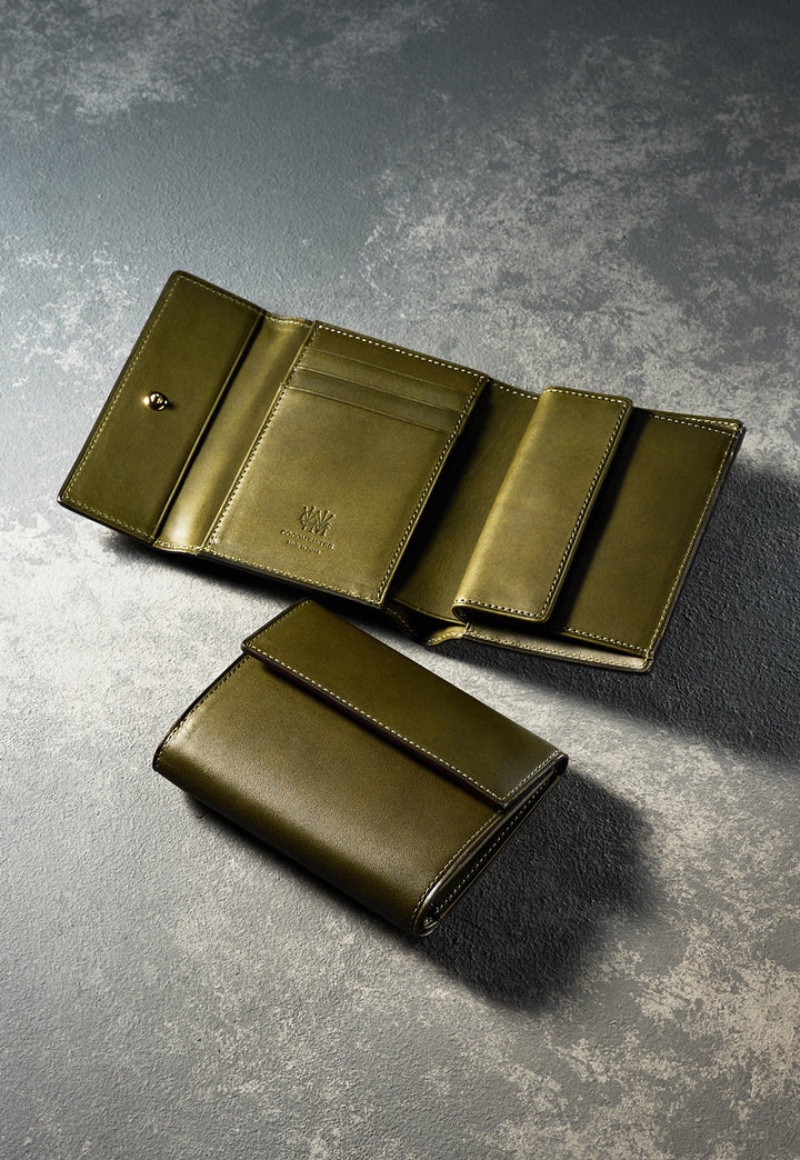 ビジネスカジュアルオンもオフも、自然に馴染む。上質さを残した、軽やかな一型。ビジネスカジュアル向けの財布を見る →