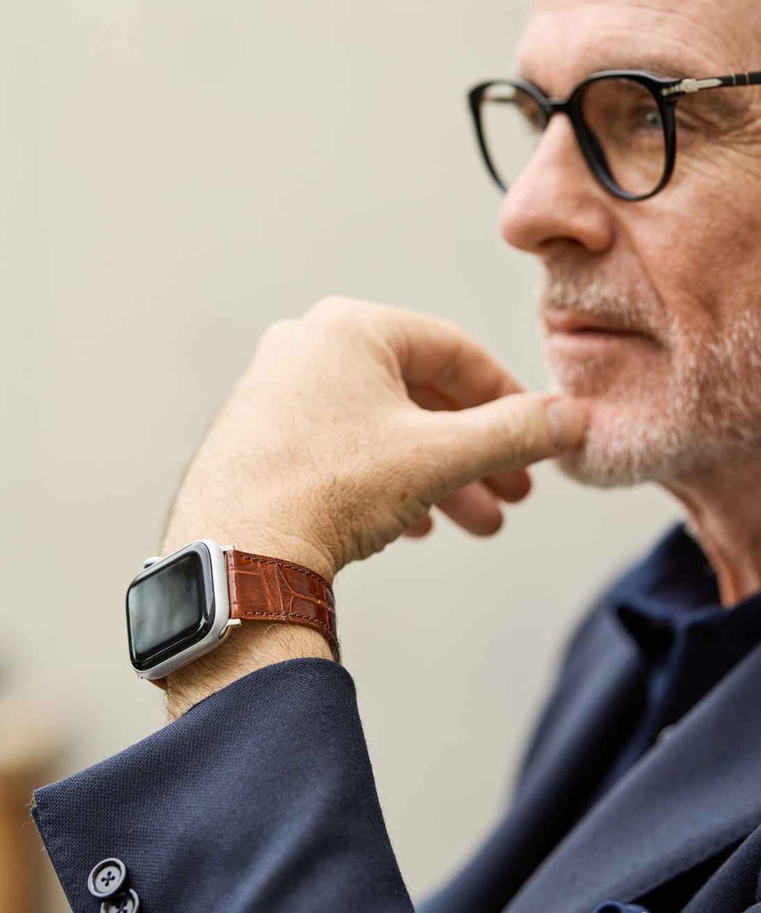 深みのある艶が、装いを静かに引き締める。