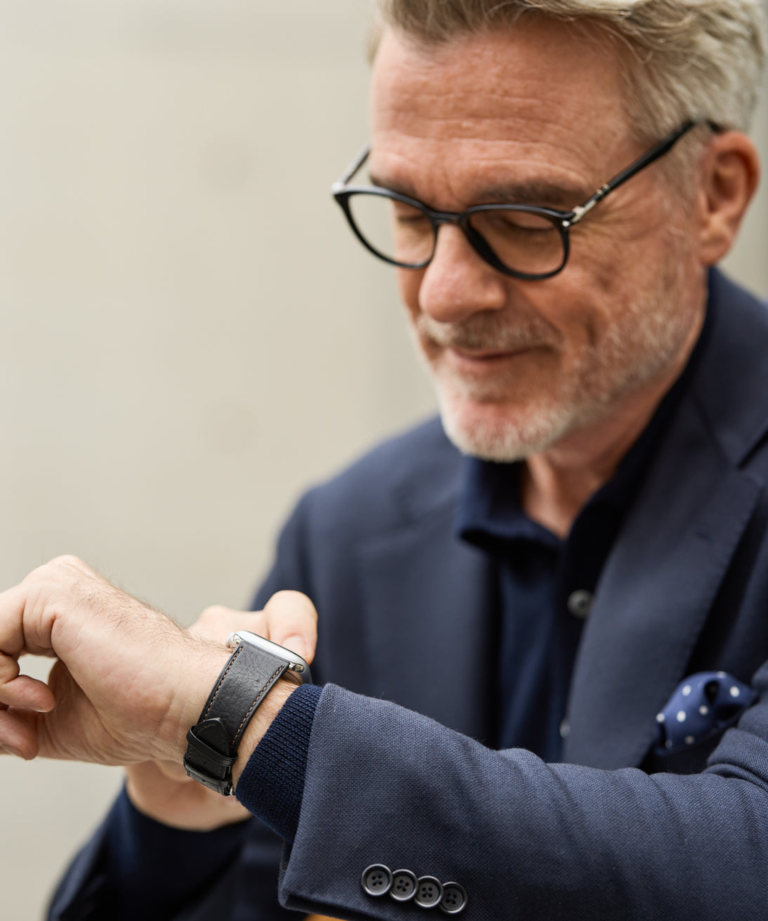 端正な黒が、腕元を整える。