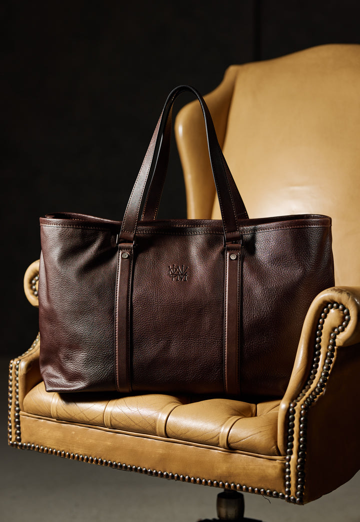 ダーリントン・トートバッグ英国純正オイルレザーの渋い艶。オンオフ兼用のトートで、持つだけで装いが整う。実用性と品格を、静かに両立する一品。この鞄を見る →