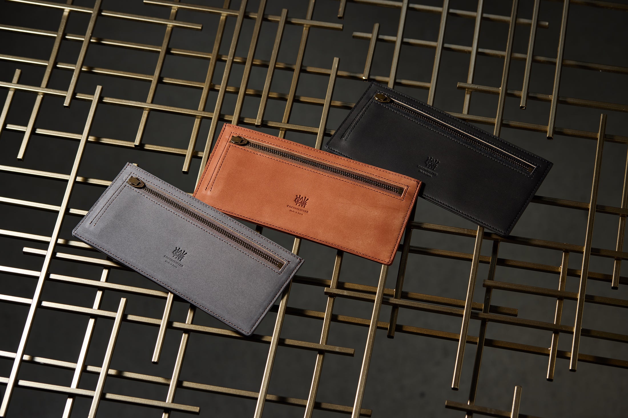 グレー、ブラウン、ブラックのベルギーヌバック スマートウォレット。繊細な起毛を残した三色の革面