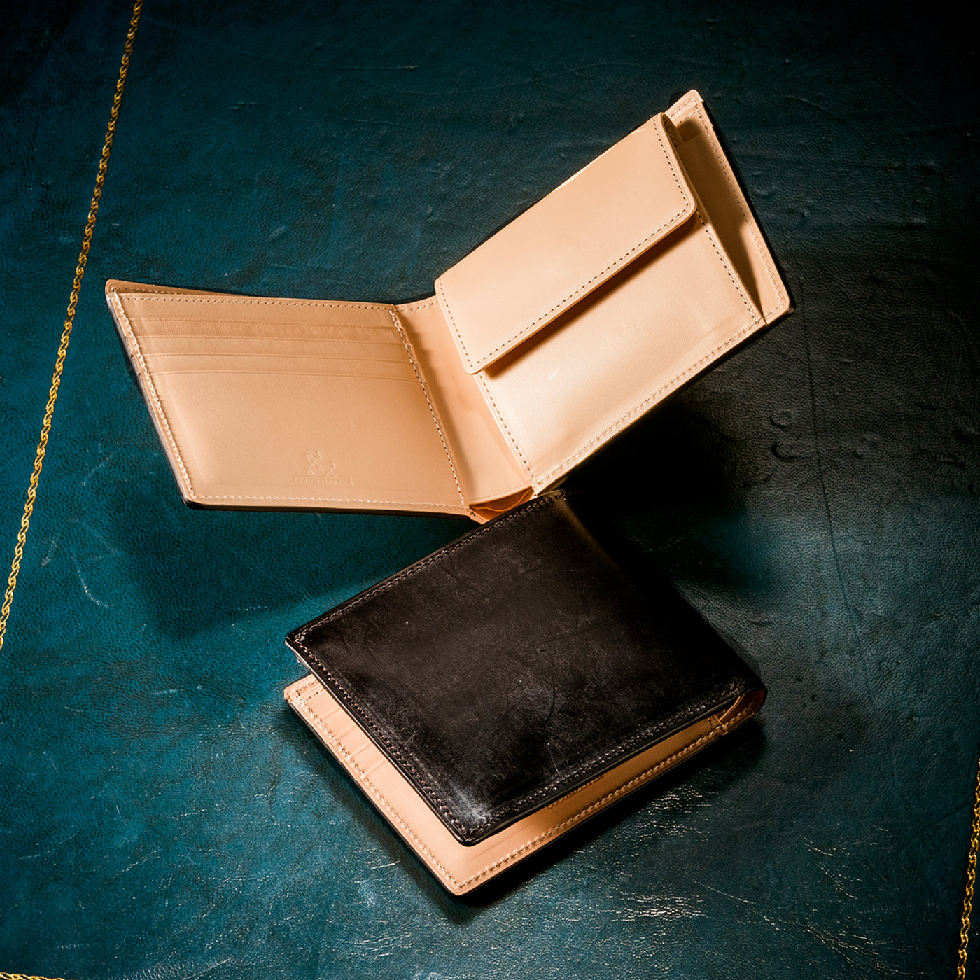 恋人へ“そっと、長く寄り添うものを。”日常に自然となじむ、上質な革小物。恋人向けのギフトを見る →