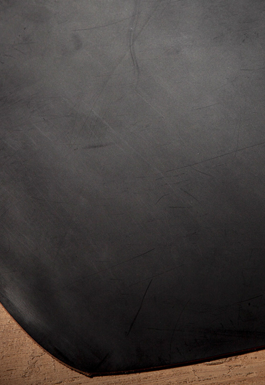 艶のある風合いに変化する　ロウ加工されたコードバン