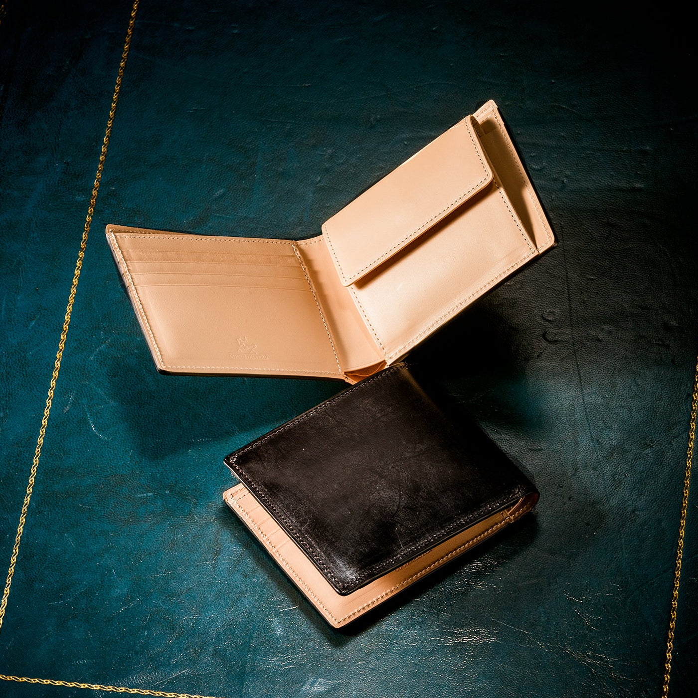 恋人へ天然皮革の温もりは、言葉にしきれない想いを、静かに伝えます。恋人向けのギフトを見る →