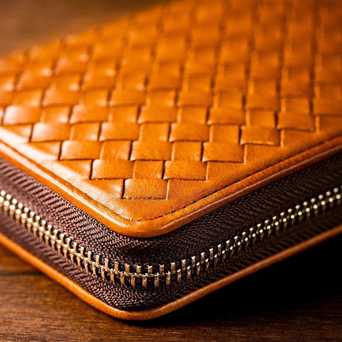 ポンテ橋を想わせる、結びの造形。編み込み構造とベルギー産レザーが映える、物語を宿したシリーズ。ポンテマットーネを見る →