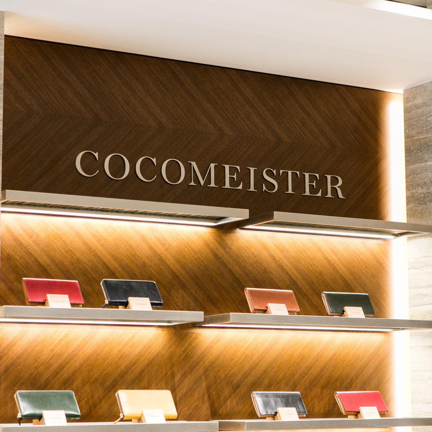 ブランドの象徴と、整然と並ぶ革製品。