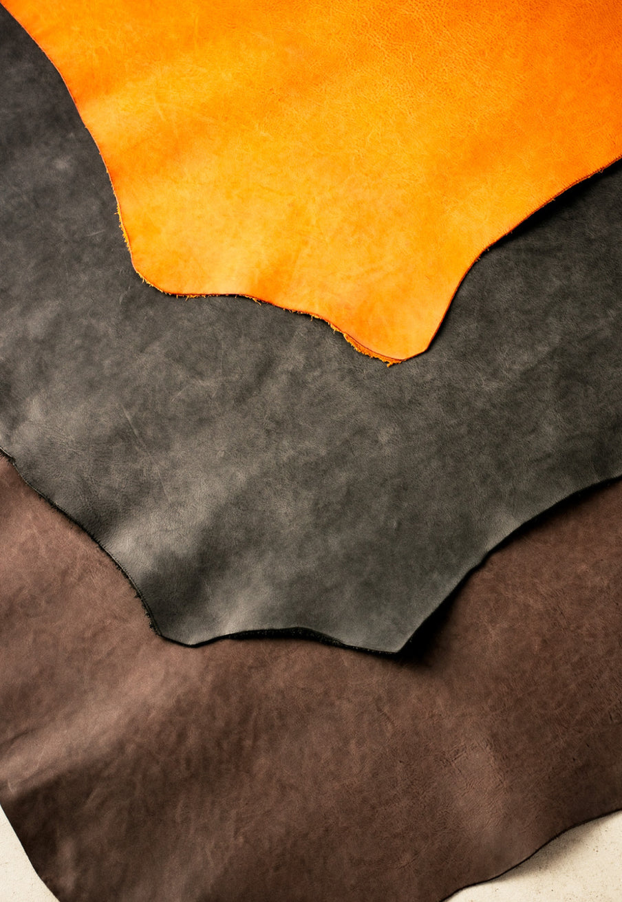 スモーキーで野生的なイタリア革
サハラ砂漠に似合う男らしい表情