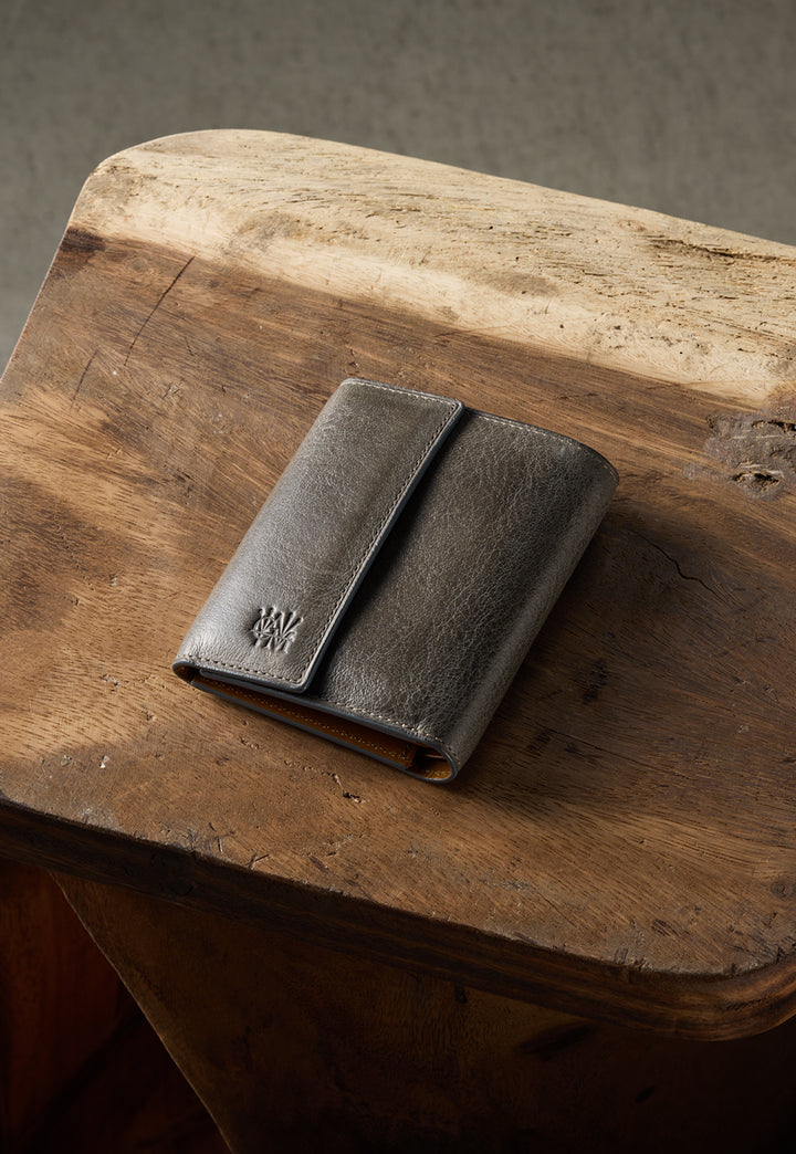 革の経年変化革は時間とともに表情を変えます。使うほどに深まる魅力を紹介します。