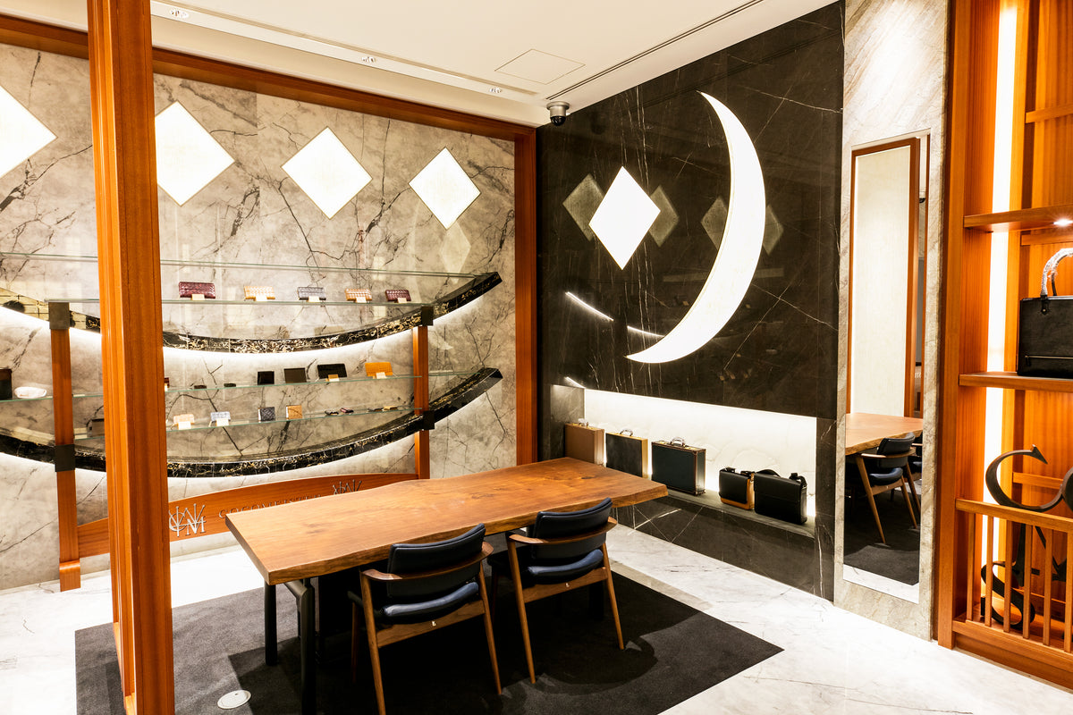 銀座本店2階。大理石の壁面に鞄を展示するコンセプトフロア。
