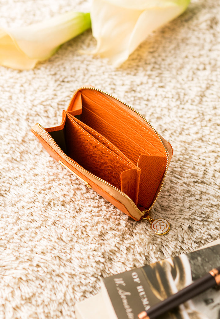 小物さりげなく、華やかに。日常に彩りを添えるレザー小物。小物を見る →