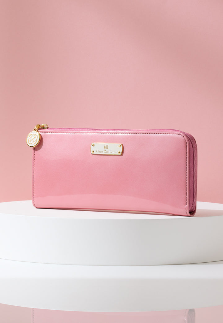 長財布きちんと整える、毎日の定番。上品に持ち歩く、エナメルレザーの長財布。長財布を見る →